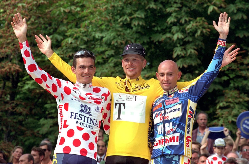 Die drei Besten der Tour de France 1997 nach der Siegerehrung in Paris: Gesamtsieger Jan Ullrich (M), der zweitplatzierte Franzose Richard Virenque (l) und der beste Bergfahrer, der Italiener Marco Pantani.