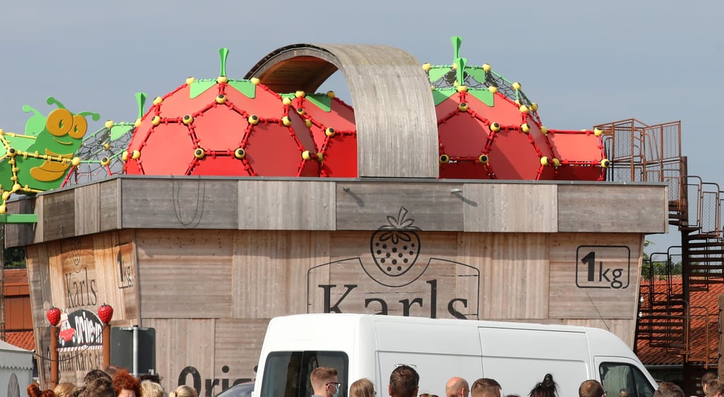 Eine Menschenschlange steht im Juni 2021 auf dem Parkplatz von Karls Erlebnis-Dorf in Rövershagen