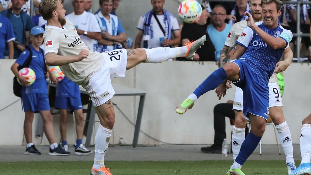 FCM-Profi Connor Krempicki (r.) im Zweikampf gegen Unions Tymoteusz Puchacz.