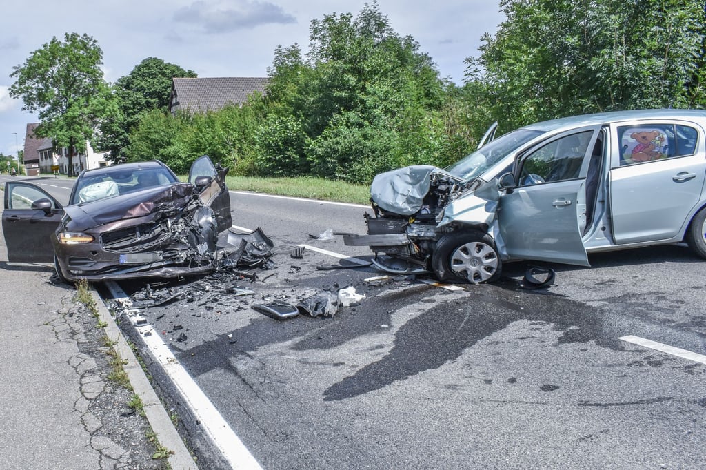 Zwei Unfallwagen stehen auf der Landesstraße 1036 zwischen Öhringen-Cappel und Neuenstein.