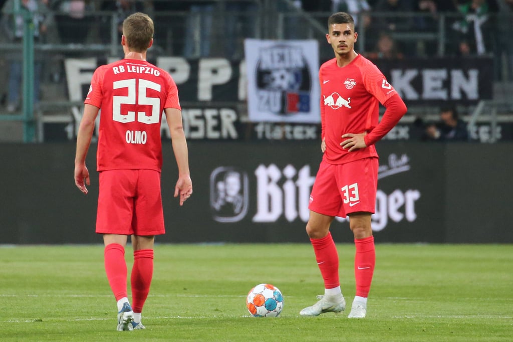 Dani Olmo und ANdre Silva hingen nicht an ihren Rückennummern.