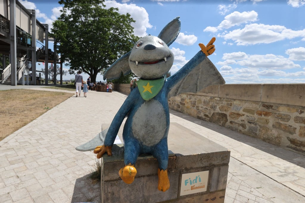 Auf dem Gelände des Petersberges ist die neue KiKA-Figur "Die Fledermaus Fidi aus dem „KiKA-Baumhaus“" als Skulptur zu sehen.