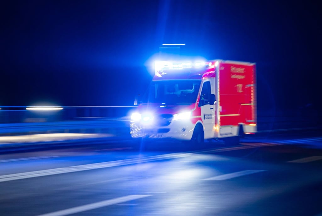 Ein Rettungswagen fährt mit eingeschaltetem Blaulicht.