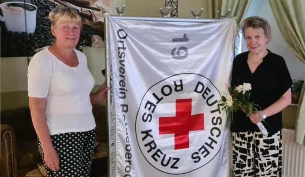 Ute Schulze und Angelika Franke-Dennstedt (v. l.) mit der Fahne des Rottleberöder DRK-Ortsvereins