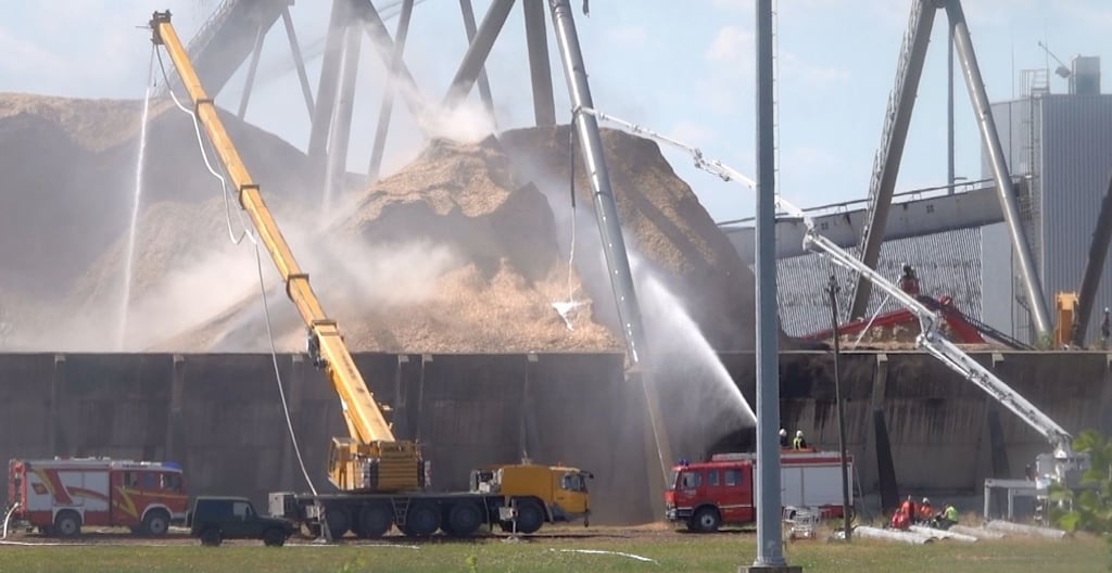 Gegen Schwelbrände: Die Feuerwehren waren das ganze Wochenende im Zellstoffwerk Arneburg im Einsatz.