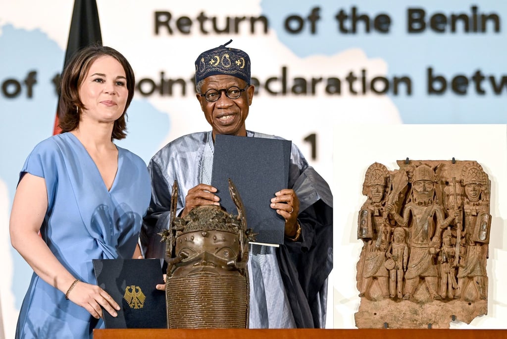 Zufriedene Gesichter: Außenministerin Annalena Baerbock und Kulturminister Lai Mohammed.
