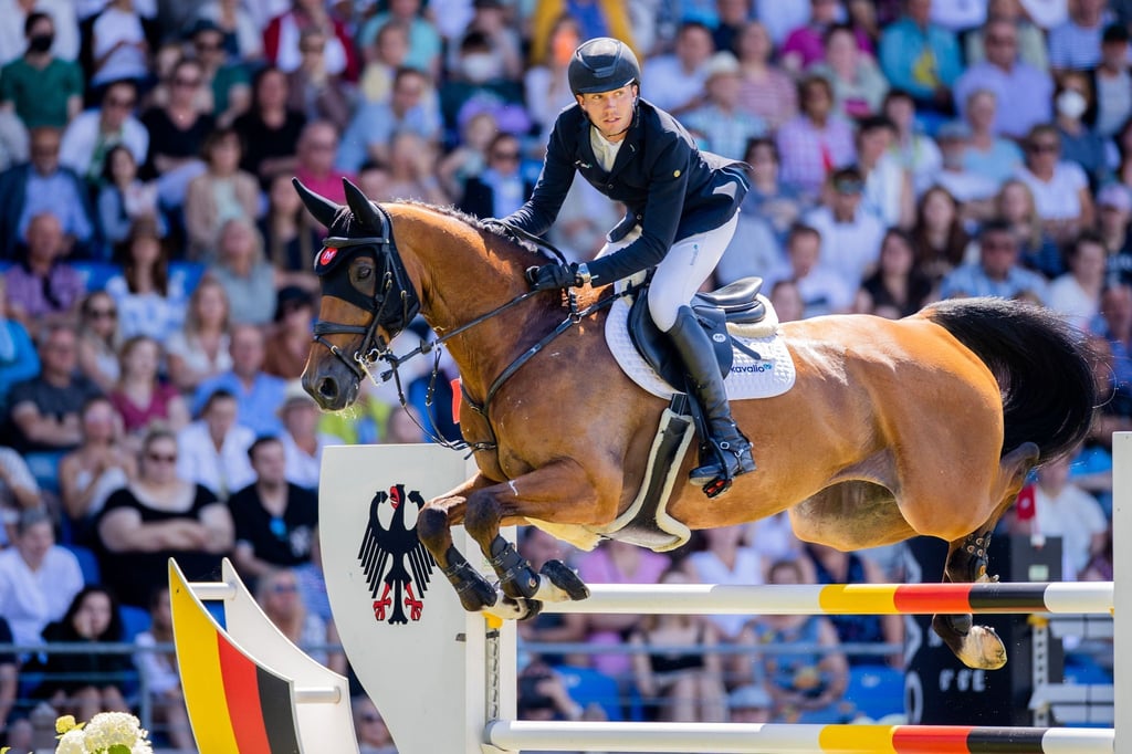 Gewinnt im Großen Preis von Aachen: Gerrit Nieberg auf Ben reitet durch den Parcours.