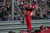 Carlos Sainz aus Spanien vom Team Ferrari feiert seinen Sieg.
