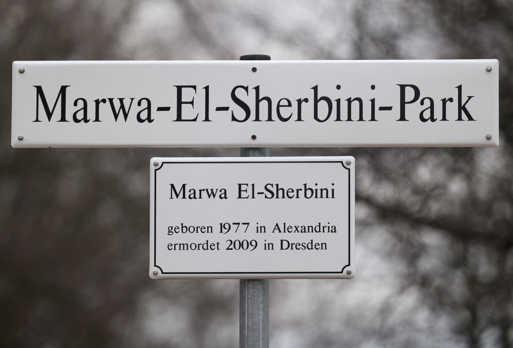 Das Schild für den Marwa-El-Sherbini-Park steht vor dem Landgericht.
