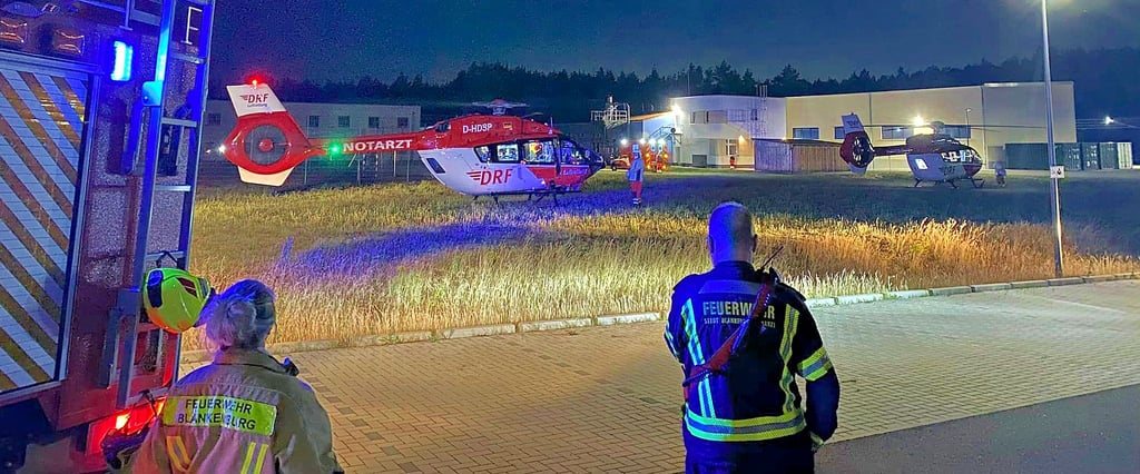 Eine Verpuffung einer stark brennbaren Flüssigkeit hat sich am Samstagabend, 2. Juli, bei einer Gartenfeier in Blankenburg ereignet. Drei Personen wurden dabei so schwer verletzt, dass sie mit Rettungshubschraubern in Krankhäuser in Berlin, Halle und Leipzig gebracht werden mussten.