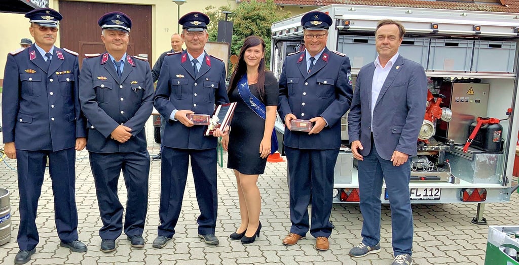 Freuen sich über den neuen Anhänger für die Feuerwehr Leipa: Stadtwehrleiter Hans-Peter Schaefer, Abschnittsleiter Marco Kralisch, Wehrleiter Michael Post, Spargelprinzessin Andrea Arndt, Mirko Wolter, Leipa, und Michael Jahn (v. li.).