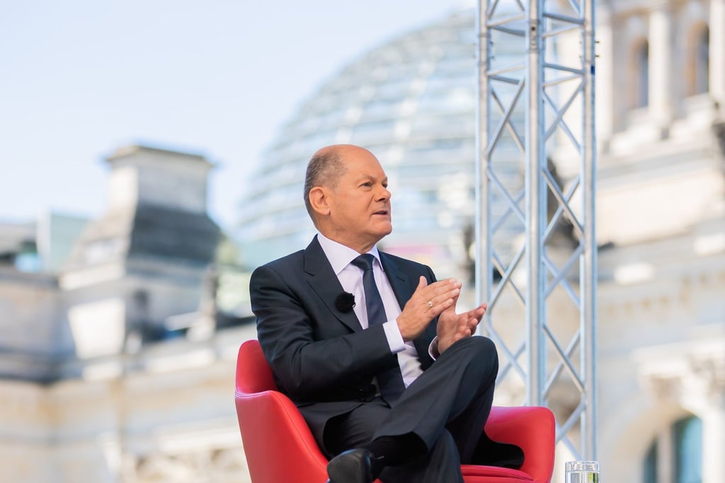 Bundeskanzler Olaf Scholz (SPD) spricht beim ARD-Sommerinterview auf der Terrasse des Marie-Elisabeth-Lüders-Hauses.