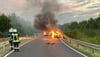 Das Auto einer Familie fing während der Fahrt auf der A2 bei Uhrsleben plötzlich Feuer. Es brannte komplett aus. Foto: