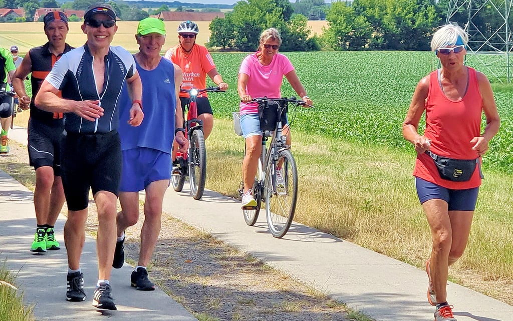 Weniger schnell als gemeinsam ans Ziel – dabei geht es beim Grenzlandlauf zwischen Helmstedt und Niederndodeleben. Dabei spielt es keine Rolle, ob Läufer oder Radfahrer den Marathon bewältigen. Man motiviert sich gegenseitig, die Strecke zu schaffen.