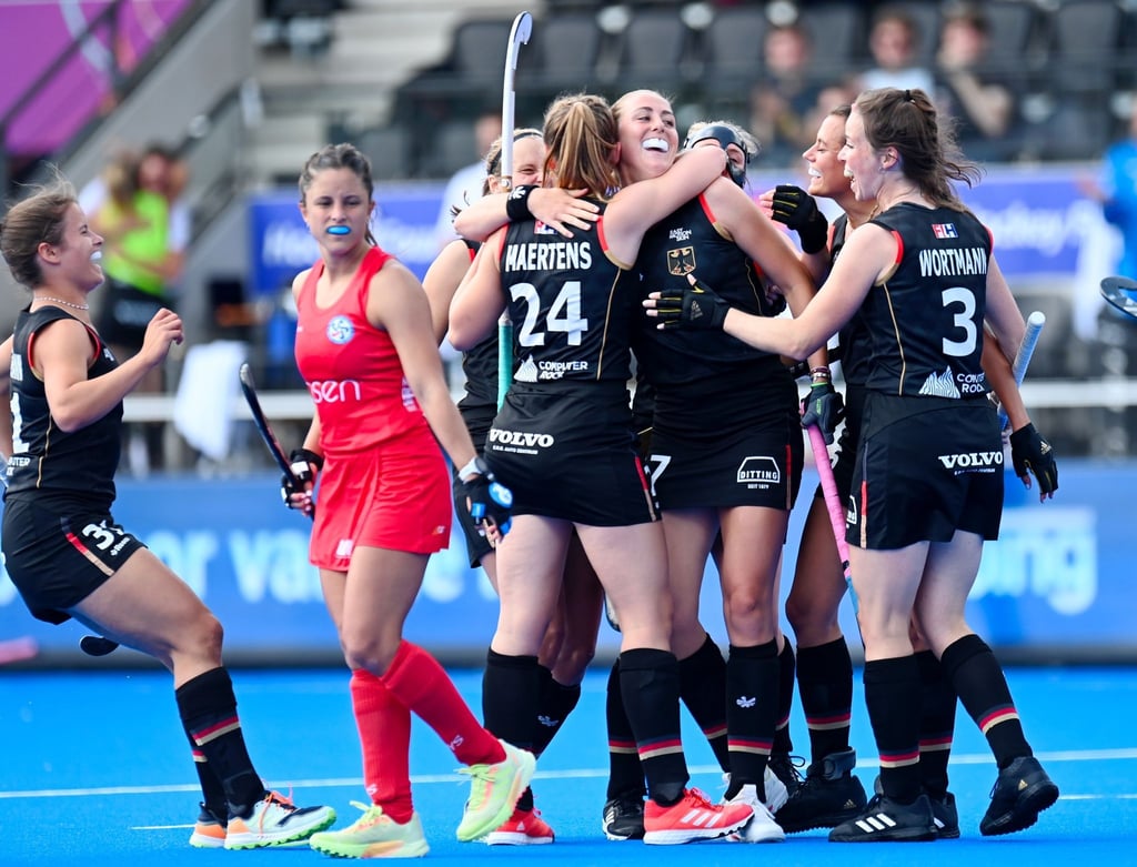 Die deutschen Hockey-Spielerinnen freuen sich über das 1:0 gegen Chile.