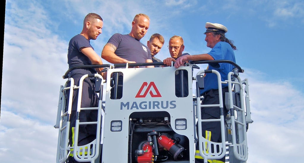 Es dauerte nicht lange, da haben sich die ersten Feuerwehrleute mit der neuen Drehleiter gen Himmel fahren lassen. Die Aussicht spielt dabei keine große Rolle, aber die Technik fasziniert.
