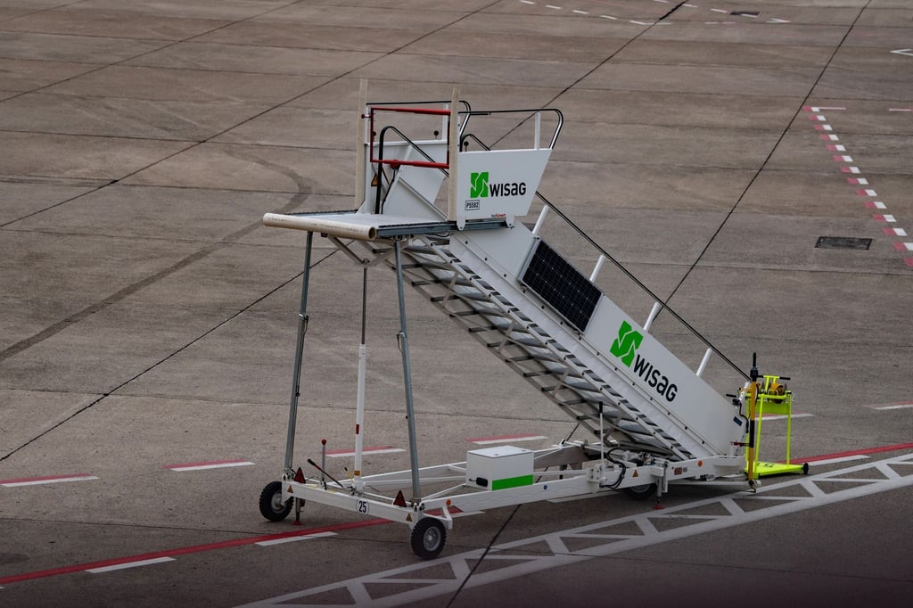 Eine Gangway steht auf dem Rollfeld auf dem Flughafen Tegel.