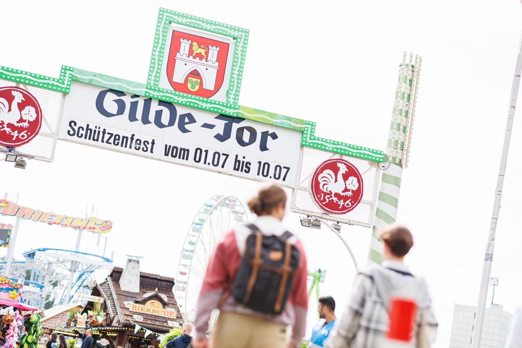 Besucher und Besucherinnen gehen über das Gelände des traditionsreichen Schützenfestes in Hannover.