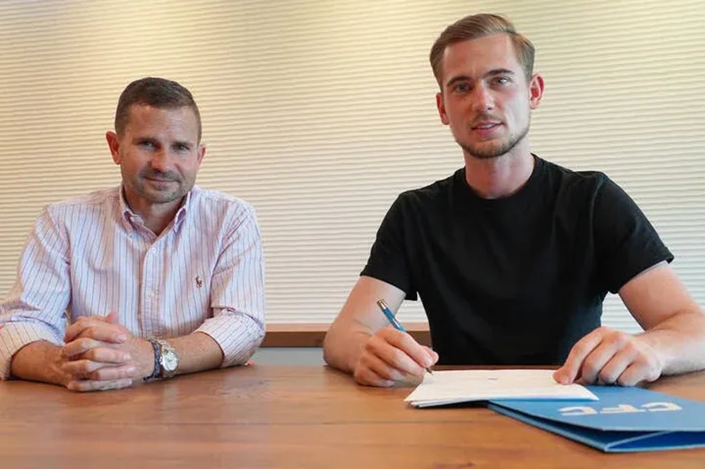 Paul Küas (r.) unterschreibt beim CFC.