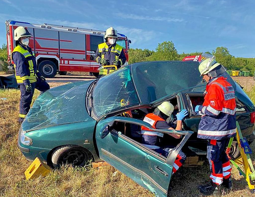 Bei der Hilfeleistung an einem verunfallten Pkw arbeiten Feuerwehr und Rettungsdienst zusammen.