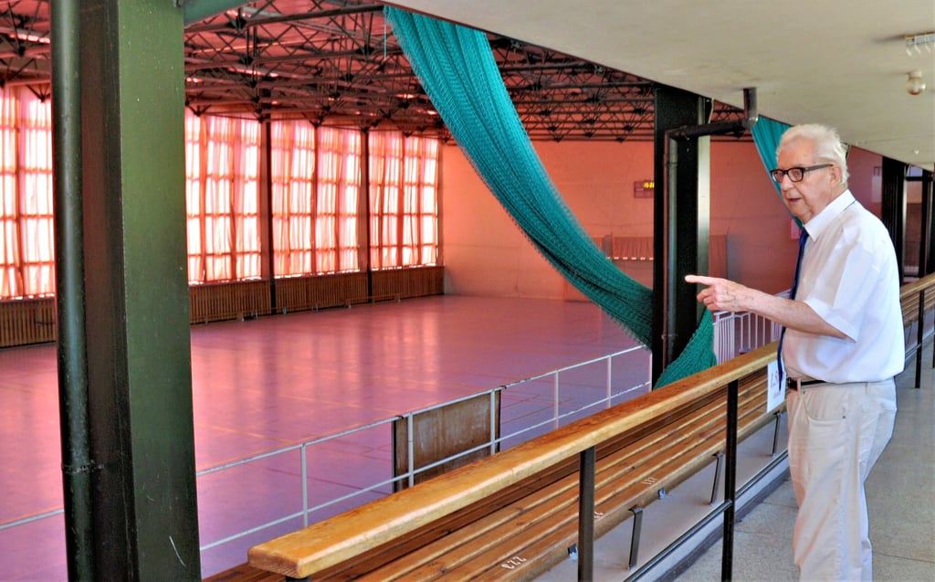 Stadtrat Horst Leiste am Sonnabend in der Sporthalle an der Berliner Chausee, die immer noch geschlossen ist.