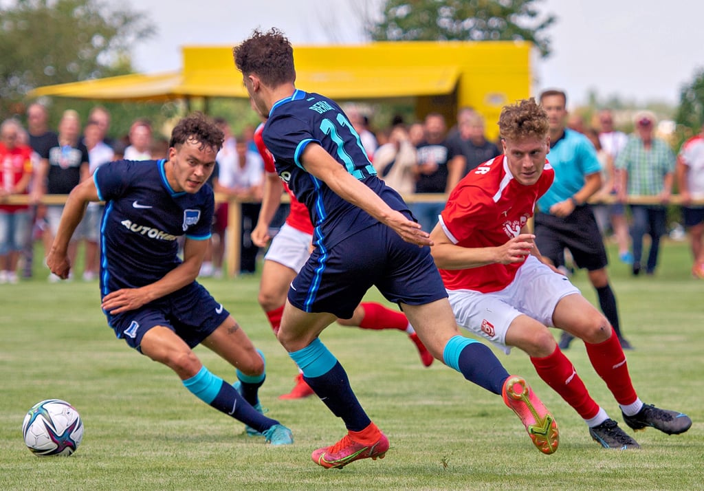 Die HFC-Abwehr um Zugang Seymour Fünger (r.) hatte mit den schnellen Hertha-Talenten große Probleme.