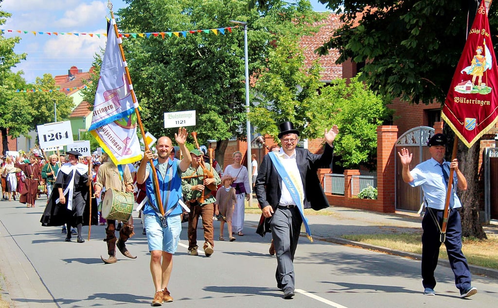 Der frisch wiedergewählte und vereidigte Bürgermeister Sven Fahrenfeld führte den langen Umzug durch seinen Heimatort an. Szenisch präsentierte sich die Dorfentwicklung im Wandel der Jahrhunderte.
