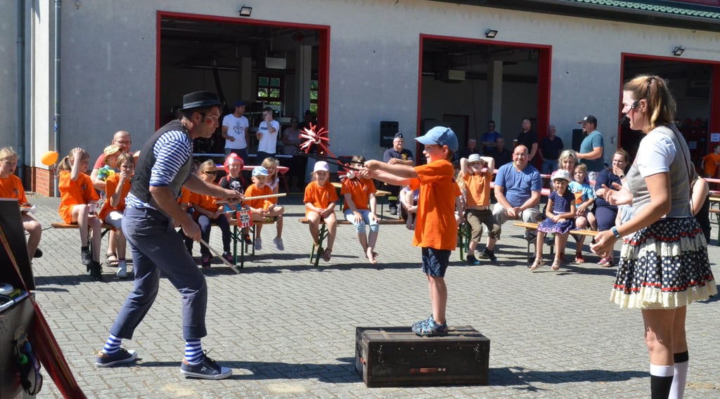 Die Clowns Tacki und Noisly bezogen auch die jungen Zuschauer in ihre Vorführung mit ein. Hier hilft Emil von der Kinderwehr mit aus. Aber auch die Erwachsenen mussten zeigen, was sie können.