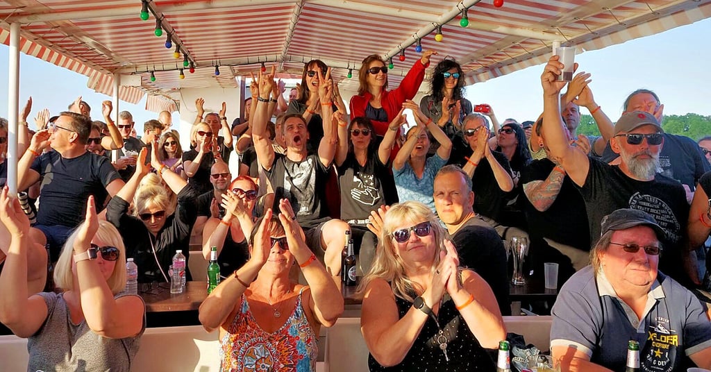 Ausverkauftes Schiff: Die Gäste auf der Queen Arendsee waren begeistert vom Konzert.