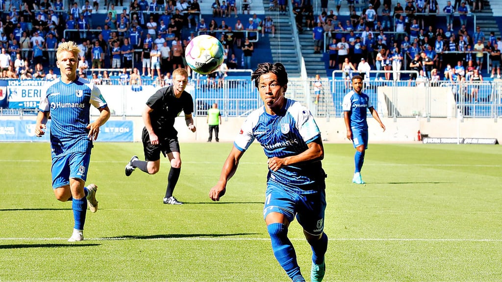 Tatsuya Ito (am Ball) konnte  mit schönen Eins-gegen-Eins-Situationen überzeugen, holte zudem den Elfmeter raus, ehe er angeschlagen vom Feld musste.