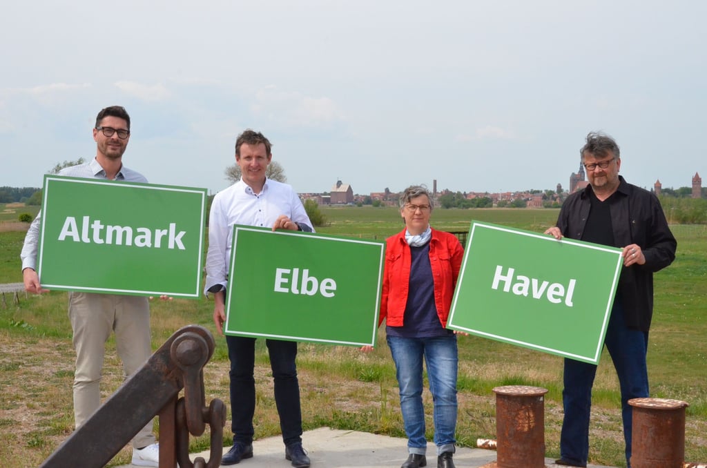 Die Vorsitzenden der beiden Leader-Gruppen Andreas Brohm (2. von links) und Gerhard Faller-Walzer (rechts) mit Sibylle Paetow und Björn Gaede von der Land-Leute-Agentur.