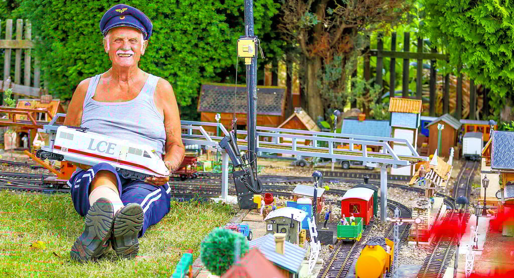 Hartmut Schreier und die „Unvollendete“: Die Hochbahn über die gesamte Anlage ist sein aktuelles Bauprojekt.