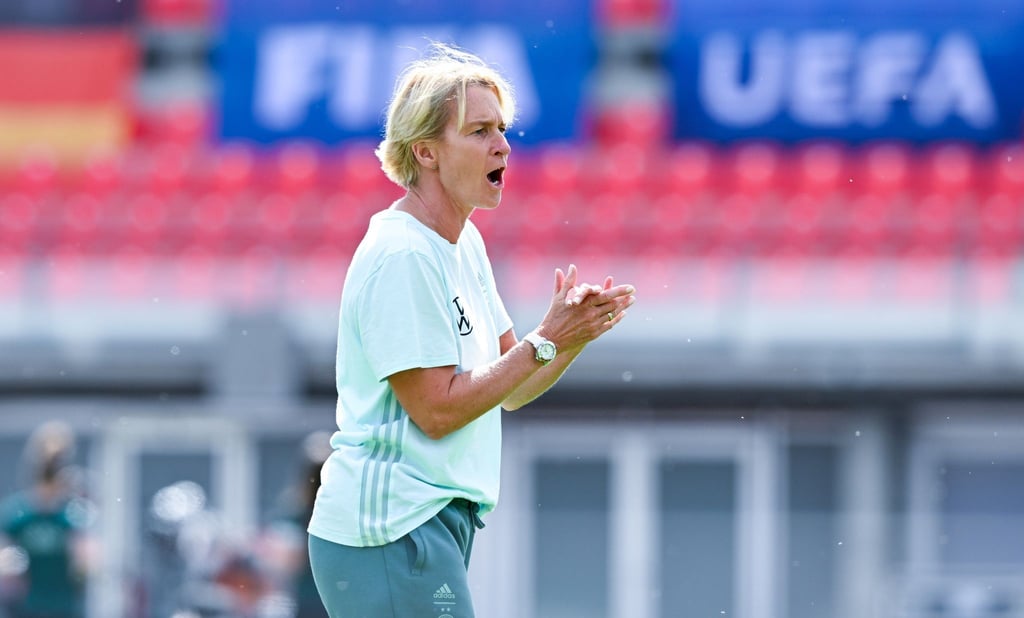 Nicht geschnitten, was Martina Voss-Tecklenburg am Spielfeldrand brüllt - zum Beispiel: „Wir scheißen uns in die Hose“ - ist klar zu hören.