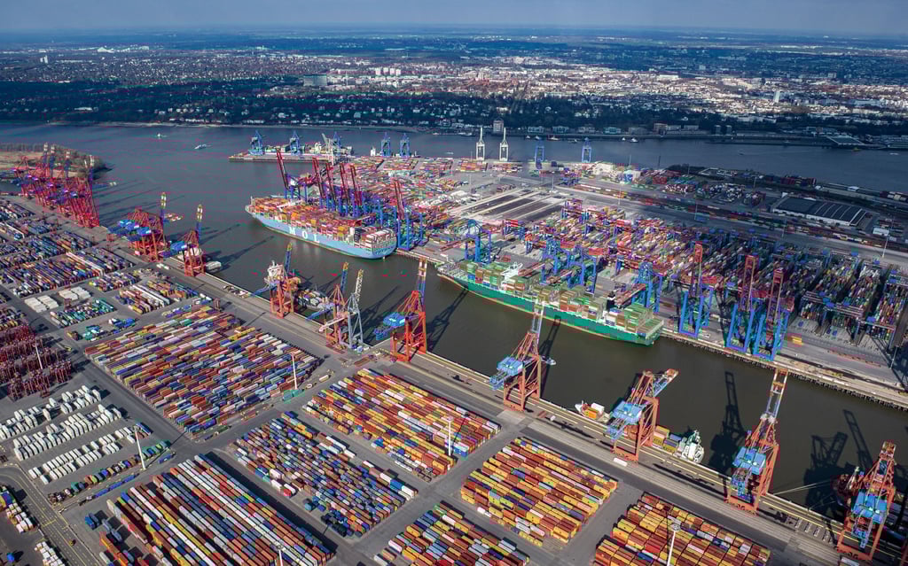 Das HHLA-Container-Terminal Burchardkai (r) und das Containerterminal Eurogate (l) in Hamburg.