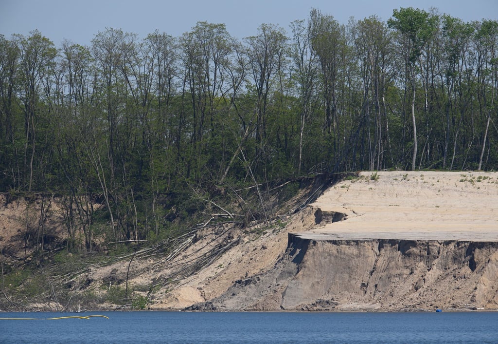 Bei Sanierungsarbeiten ist es am Knappensee im Landkreis Bautzen zu einem Erdrutsch gekommen.