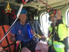 Ein Wanderer nach seiner Rettung an Bord eines Helikopters. Ein italienischer Wanderer hat nach einem Absturz sieben Tage ohne Essen und fast ohne Wasser überlebt.