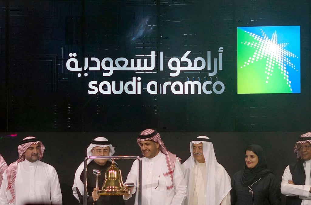 Die staatliche saudi-arabische Ölgesellschaft Aramco und Börsenbeamte feiern während der offiziellen Zeremonie, die das Debüt des Börsengangs (IPO) von Aramco an der Börse von Riad markiert.