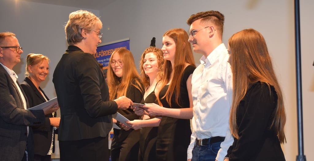 Schulleiterin Dagmar Riwaldt gratulierte jedem Schüler und überreichte das Abitur-Zeugnis. Den Glückwünschen schlossen sich der stellvertretende Schulleiter Michael Franz und Tutorin Heike Larek (für die Klasse 12c) an. Die Zeugnisübergabe fand erstmals in der neuen Aula des Gymnasiums statt.