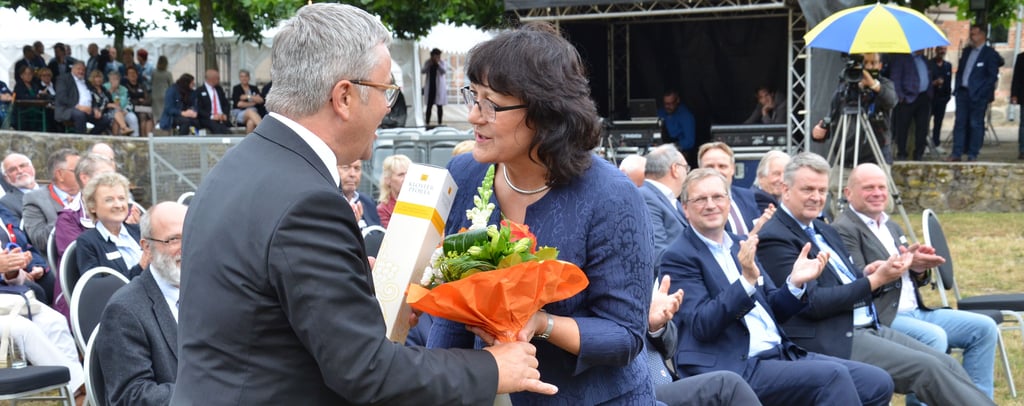 Sachsen-Anhalts Bildungsministerin Eva Feußner, verabschiedete sich von Michael Ziche als Landrat mit Blumen und Wein.