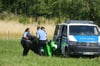 Polizeibeamte transportieren die Hülle einer Hüpfburg ab. Das Spielgerät war bei einem Fest auf dem Sportplatz von Gondershausen von einer Windböe erfasst und mindestens vier Meter in die Höhe gehoben worden. Vier Kinder wurden verletzt.