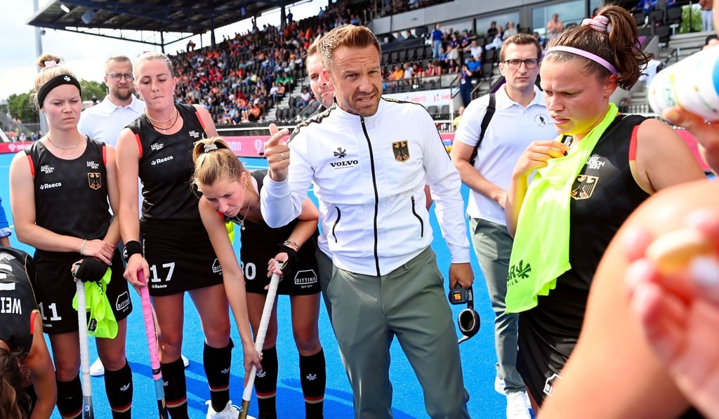 Bundestrainer Valentin Altenburg gibt seinen Hockeyspielerinnen taktische Anweisungen.