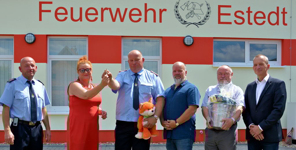 Die Estedter Feuerwehr durfte am Sonnabend ihr neues Gerätehaus offiziell beziehen: Stadtwehrleiter Sven Rasch (von links) und Bürgermeisterin Mandy Schumacher bei der Schlüsselübergabe an Ortswehrleiter Matthias Runge. Ortsbürgermeister Volker Schmidt, Planer Ingolf Fietz und Stadtrat Kai-Michael Neubüser waren zur Einweihung gekommen.
