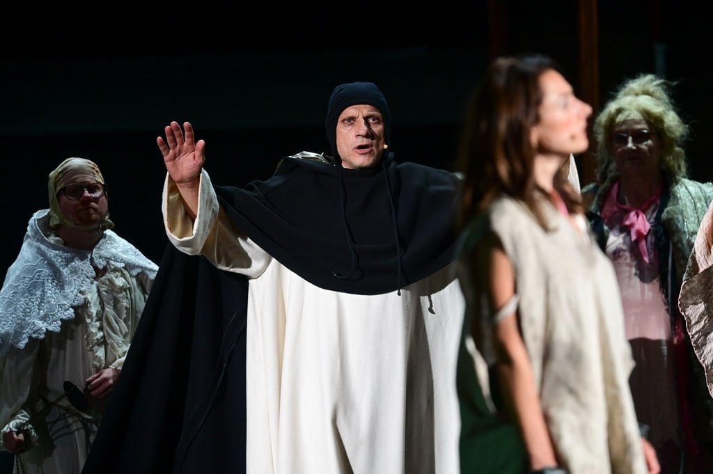 Richy Müller (m.) als Claude Frollo in einer Szene von „Notre Dame“ in Bad Hersfeld.