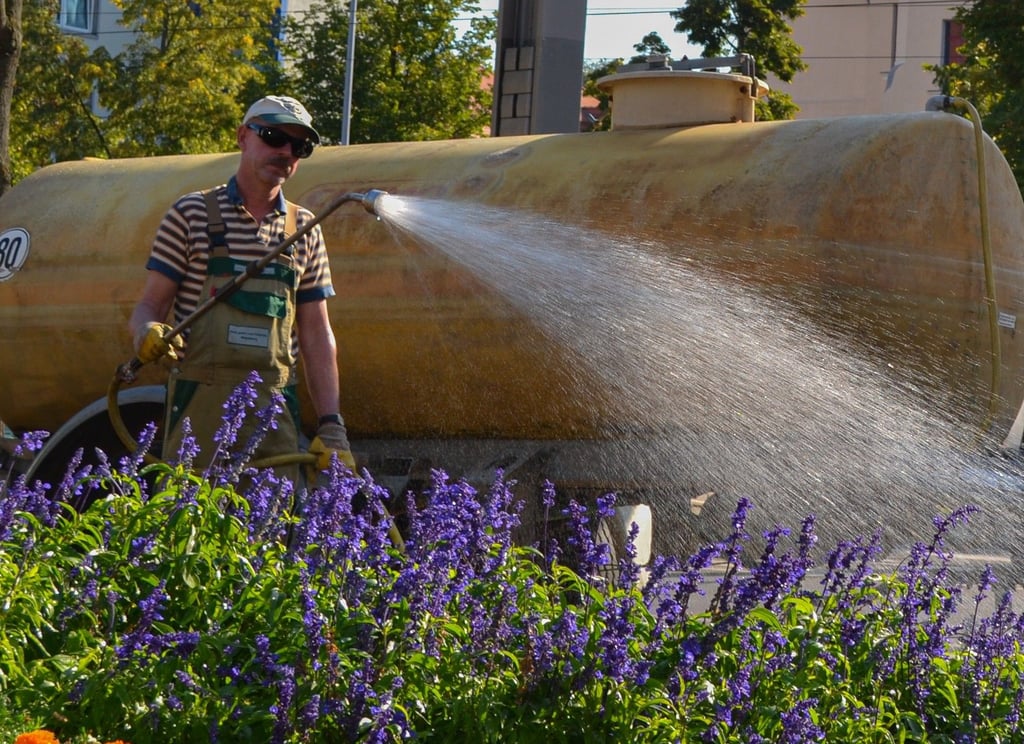 Wasser marsch: Stadtgärtner in Magdeburg beim Gießen.