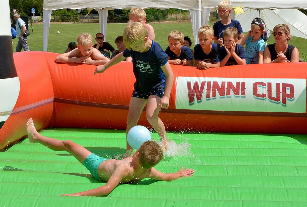 Spannende Spiele gab es beim Winni-Cup im Klötzer Stadion. Zehn Mannschaften spielten dabei um den Sieg.