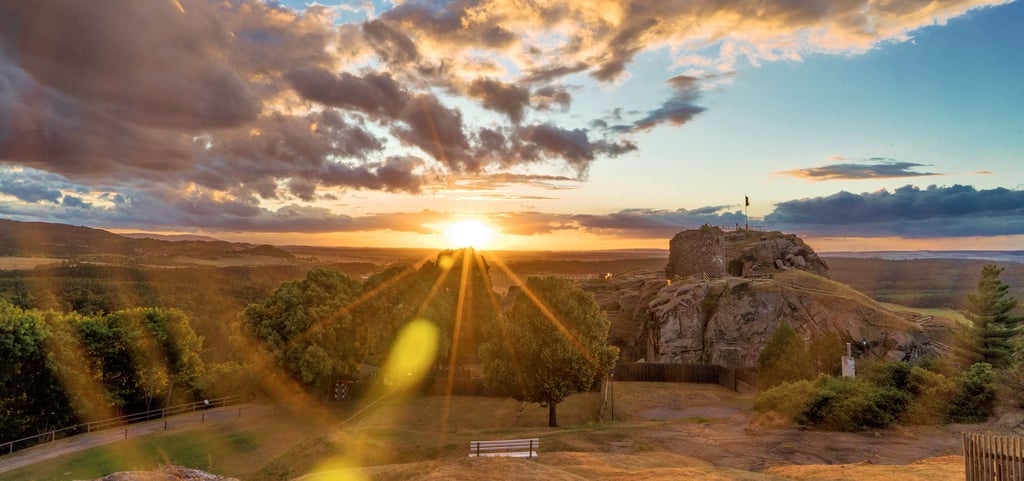 Solch eine romantische Sonnenuntergangsstimmung können Besucher an lauschigen Sommerabenden auf der Burg und Festung Regenstein erleben. Wenn das Wetter passt, lädt der Blankenburger Tourismusbetrieb zu solch einem Abend auf die historische Anlage.