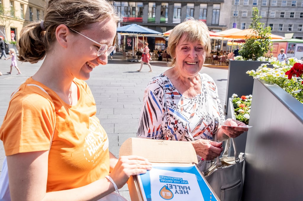 Carla Moritz im Gespäch mit Neu-Hallenserin Hilde Hasse