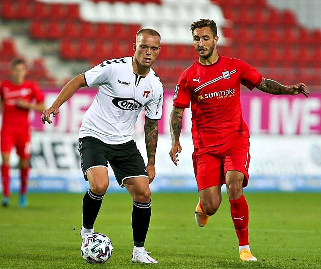 Laurenz Zintsch (l.), hier im Trikot des ZFC Meuselwitz mit Ex-HFC-Spieler Felix Drinkuth, kehrt nach Naumburg zurück.