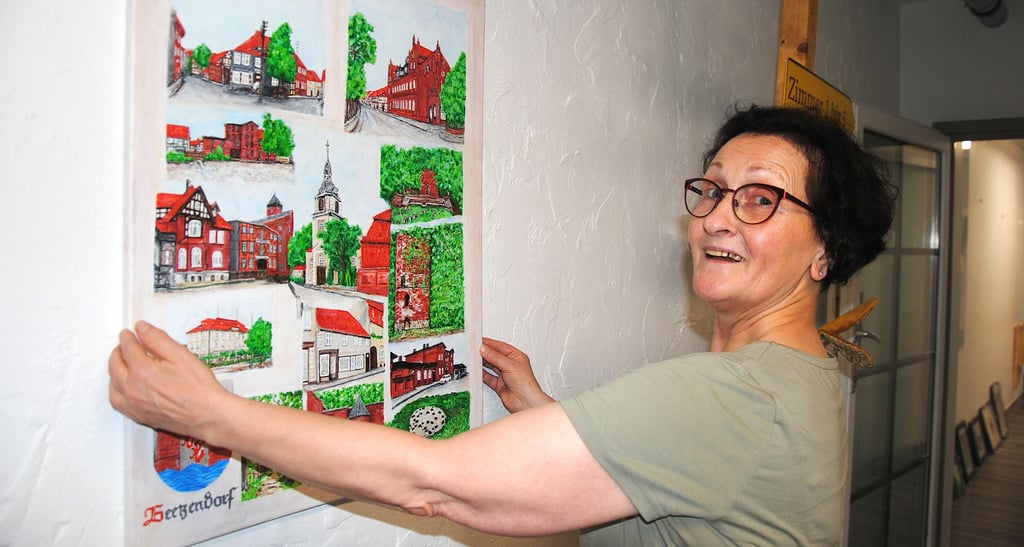 Ihrem Heimatort Beetzendorf hat Angelika Lemke ein großes Bild mit Ansichten verschiedener historischer Gebäude vom Kulturhaus über die Marienkirche bis zum Altmärkischen Kornhaus gewidmet, das ebenfalls in der Ausstellung zu sehen ist.
