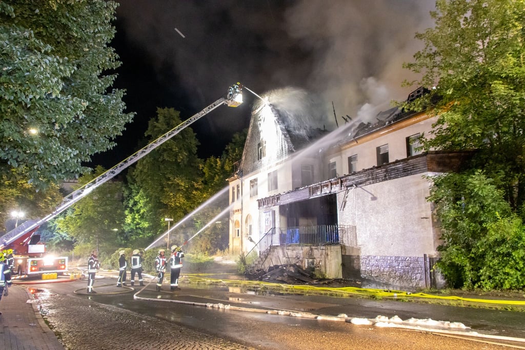 Feuerwehrleute löschen den Brand in einem leerstehenden Gebäude.